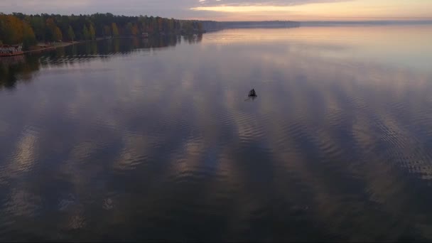 小船漂浮在水 — 图库视频影像