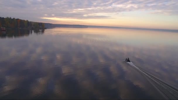 Boot drijft op water — Stockvideo