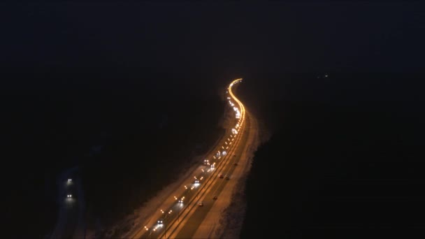 Provoz na silnici ve tmě — Stock video