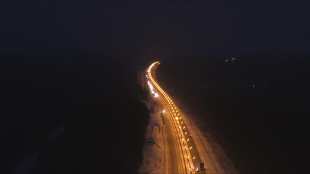 Движение по дороге в темноте — стоковое видео