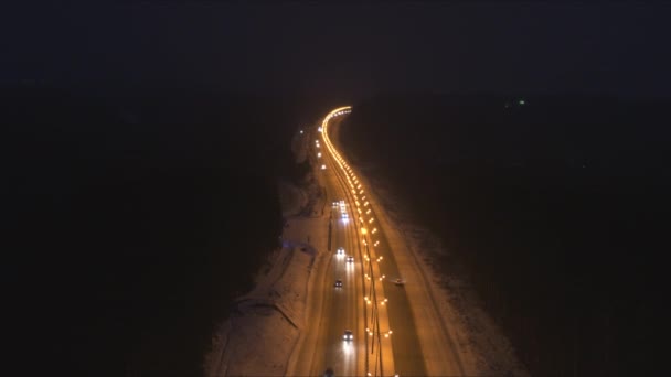 Tráfego na estrada no escuro — Vídeo de Stock