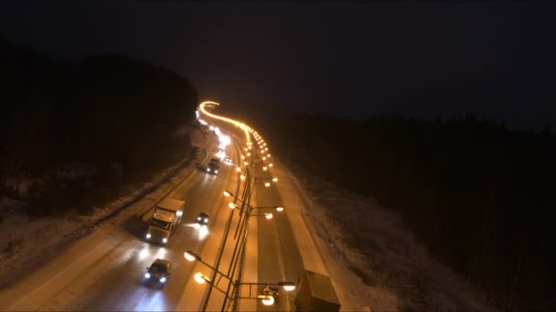 暗闇の中で道路上のトラフィック — ストック動画