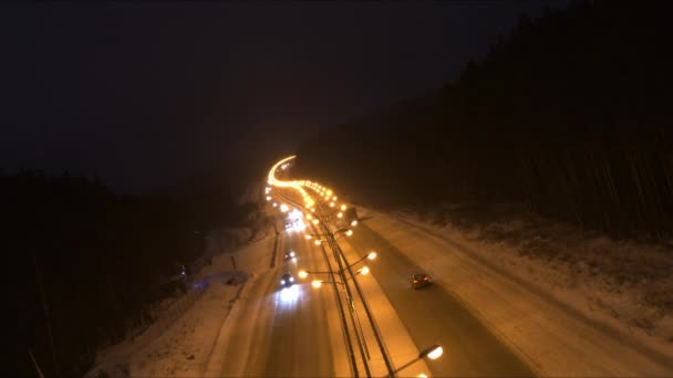 Trafic sur la route dans l'obscurité — Video