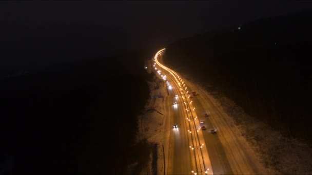 暗闇の中で道路上のトラフィック — ストック動画