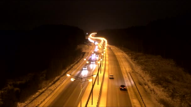 Verkeer op de weg in het donker — Stockvideo