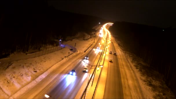 Движение по дороге в темноте — стоковое видео