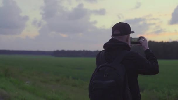 Der Reisende geht frühmorgens auf eine leere Straße — Stockvideo