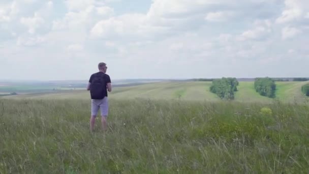 Путешественник на поле — стоковое видео