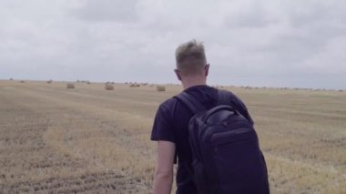 Saman balya arasında sahada seyahat eder