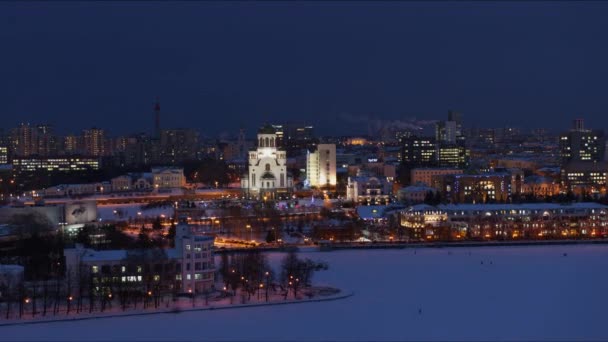 Gece şehir, aydınlatma ile binalar. — Stok video