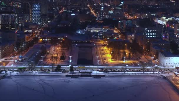 Ciudad nocturna, edificios con iluminación . — Vídeo de stock