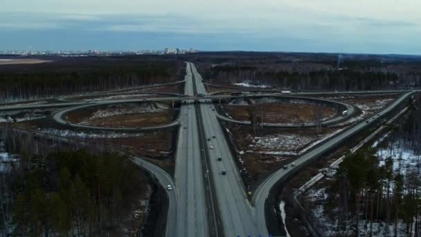 冬の田舎で車やトラックでいっぱいの巨大な道路ジャンクション、航空写真. — ストック動画