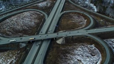 Kışın kırsal araba ve kamyon dolu büyük yol kavşağı, havadan görünümü.