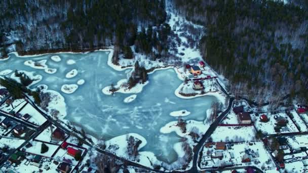 Luftaufnahme vom zugefrorenen Teich im Dorf — Stockvideo