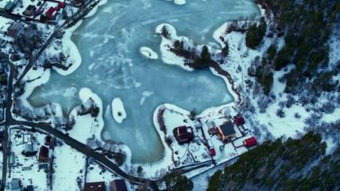 Köyde donmuş gölet havadan görünümü