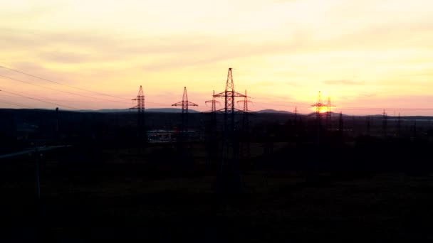 Luchtfoto op elektriciteitsleidingen bij zonsondergang. — Stockvideo