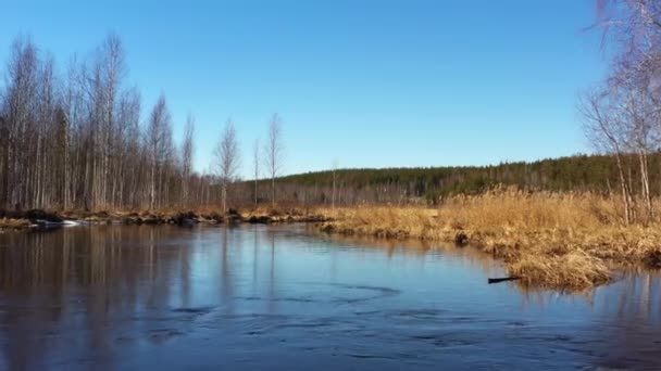 Survoler la rivière et le panorama d'ouverture du champ, des forêts et des routes, vue aérienne .
