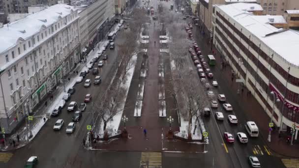 Vista aérea de la calle de la ciudad en hora punta con alto tráfico en clima nevado . — Vídeos de Stock