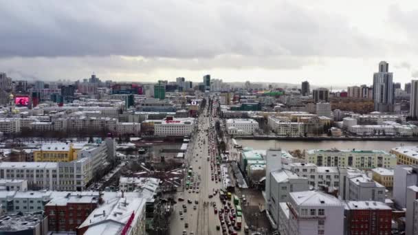 Luftaufnahme der Stadtstraße im Berufsverkehr mit hohem Verkehrsaufkommen bei verschneitem Wetter. — Stockvideo