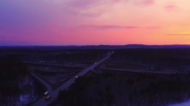 冬の田舎で車やトラックでいっぱいの巨大な道路ジャンクション、航空写真. — ストック動画