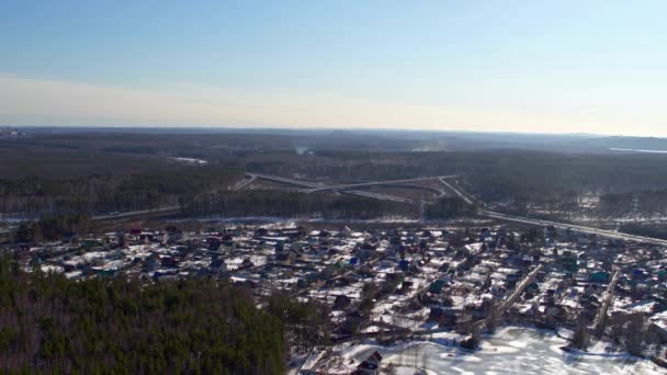 Ogromny węzeł drogowy pełen samochodów i ciężarówek na wsi zimą, widok z lotu ptaka. — Wideo stockowe