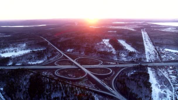 Enorme junção rodoviária cheia de carros e caminhões no campo no inverno, vista aérea . — Vídeo de Stock