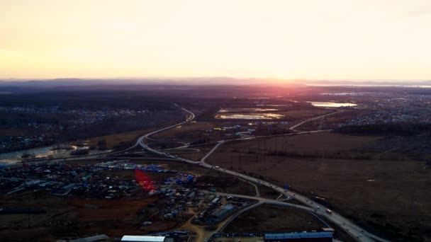 Enorme cruce de carreteras lleno de coches y camiones en el campo en invierno, vista aérea . — Vídeos de Stock