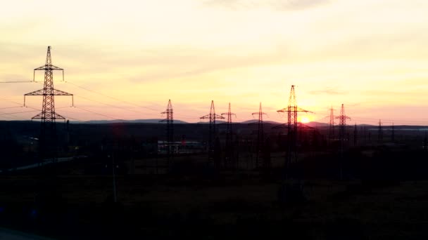 Luchtfoto op elektriciteitsleidingen bij zonsondergang. — Stockvideo