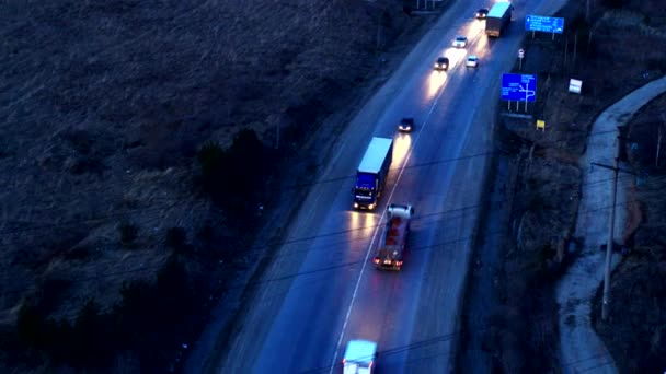 Vue aérienne du camion qui roule sur un énorme échangeur au coucher du soleil . — Video