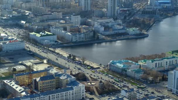 Vista aérea de la ciudad, en primer plano hay un centro de negocios . — Vídeos de Stock