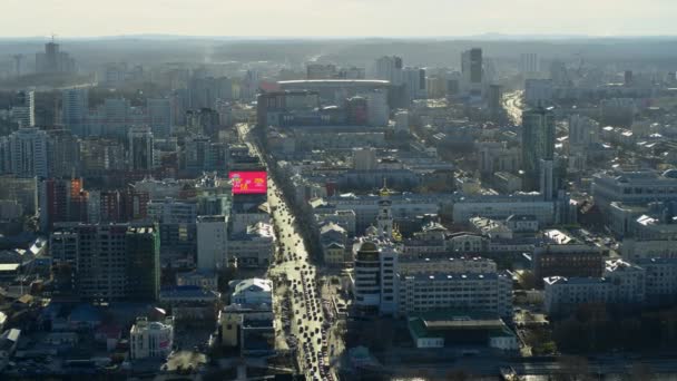 Légifelvétel a városra, az előtérben van egy biznisz központ. — Stock videók