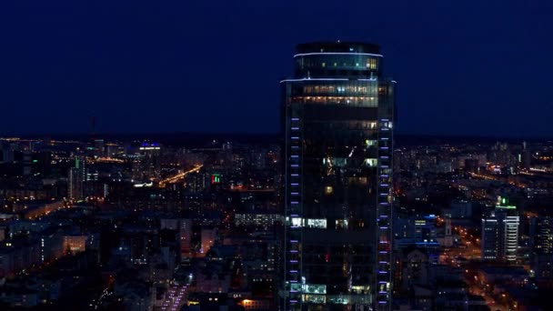 Вид на бизнес-центр с прекрасным освещением на фоне ночного города . — стоковое видео