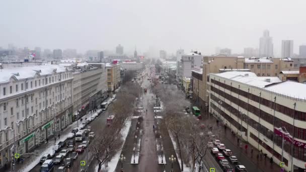 Letecký pohled na městskou ulici v dopravní špičce s vysokým provozem v zasněženém počasí. — Stock video