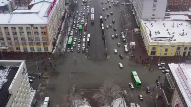 Pemandangan udara jalan kota pada jam sibuk dengan lalu lintas tinggi dalam cuaca bersalju . — Stok Video