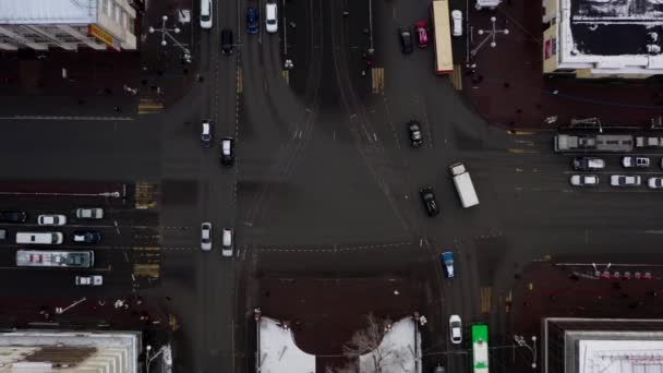 Vista aérea de una concurrida intersección con denso tráfico durante fuertes nevadas . — Vídeos de Stock