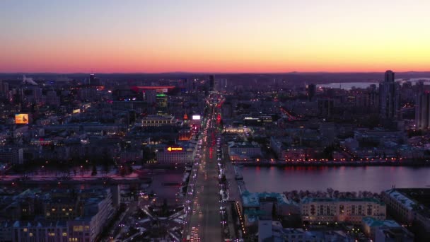 Luchtfoto van de typische Europese stad Downtown 's nachts. — Stockvideo