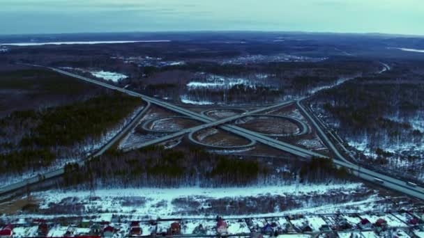 Hatalmas útépítés tele autókkal és kamionos vidéken télen, légi úton. — Stock videók