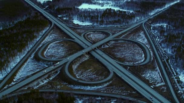 冬の田舎で車やトラックでいっぱいの巨大な道路ジャンクション、航空写真. — ストック動画