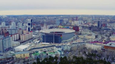 Futbol şampiyonası maçı sırasında şehirde stadyum üzerinde uçan.