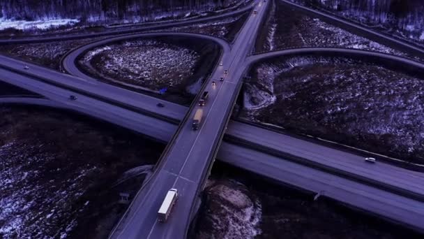 Kışın kırsal araba ve kamyon dolu büyük yol kavşağı, havadan görünümü. — Stok video
