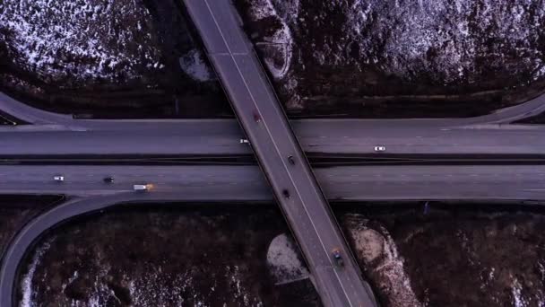 Obrovská silniční křižovatka plná aut a nákladních aut na venkově v zimě, letecký výhled. — Stock video