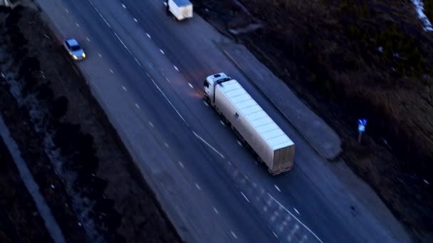 Vue aérienne du camion qui roule sur un énorme échangeur au coucher du soleil . — Video