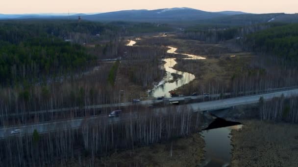 Vue aérienne de la rivière sous la forme d'un serpent dans le champ . — Video