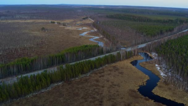 Vue aérienne de la rivière sous la forme d'un serpent dans le champ .
