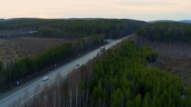 Flygvy över vägen med transport i skogen. — Stockvideo