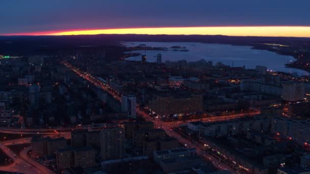 Luchtfoto van de typische Europese stad Downtown 's nachts. — Stockvideo