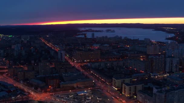 Vue aérienne du centre-ville européen typique la nuit . — Video