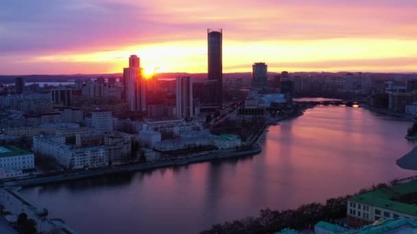 Krásný letecký pohled na město a řeku při západu slunce. — Stock video