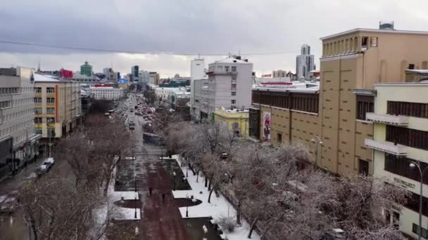 Luchtfoto van de stad straat in het spitsuur met hoog verkeer in besneeuwde weer. — Stockvideo