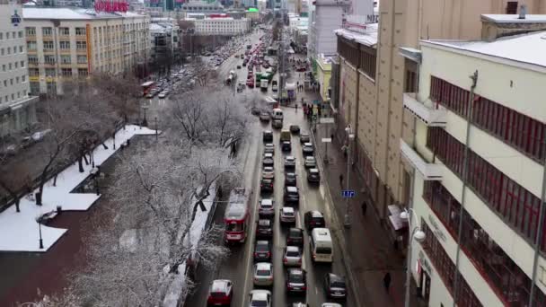 Pemandangan udara jalan kota pada jam sibuk dengan lalu lintas tinggi dalam cuaca bersalju . — Stok Video